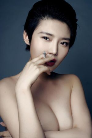 变成黑皮肤女孩和朋友在一起